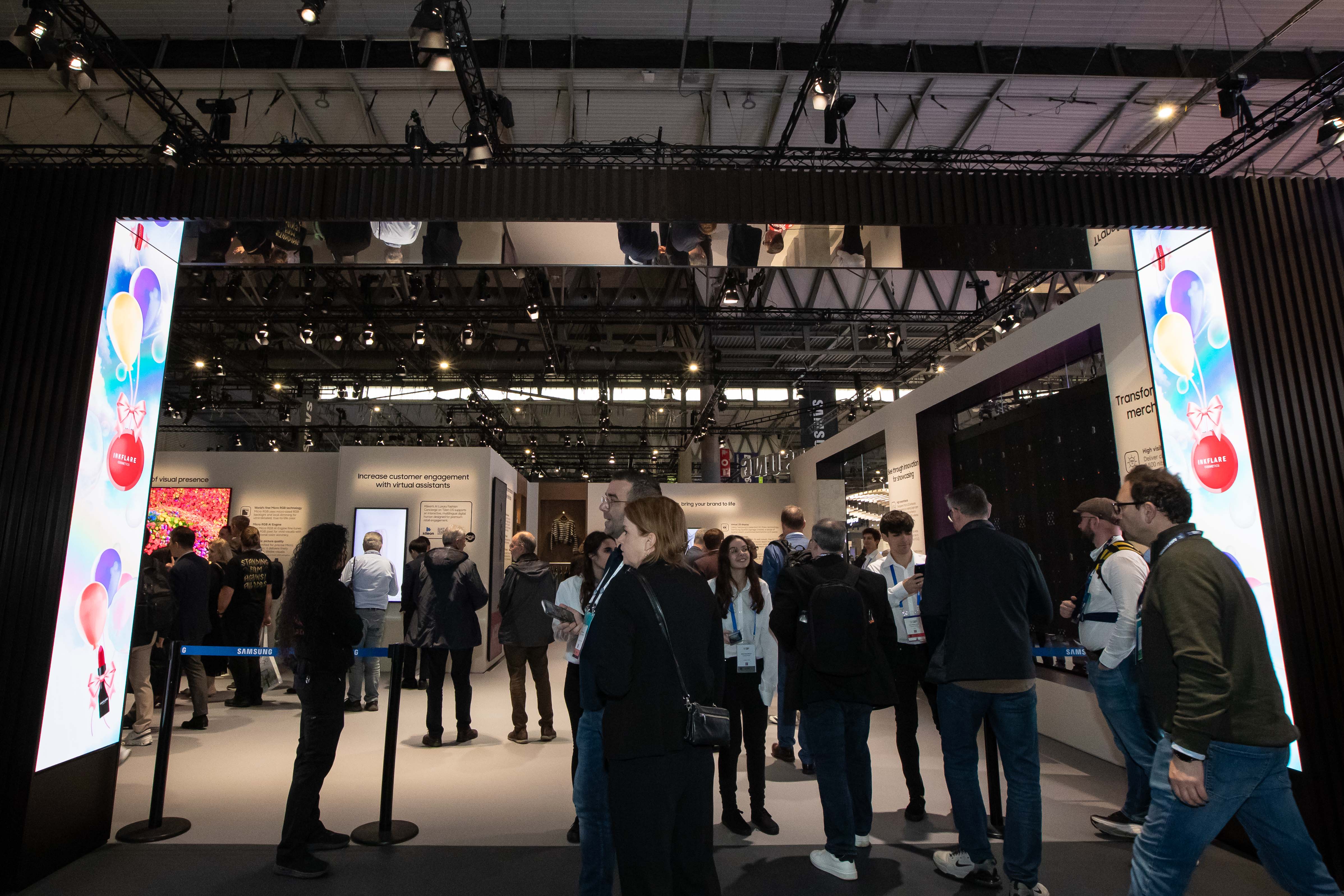 P&uacute;blico observa as telas IEF de 109 polegadas na entrada do estande da Samsung na ISE 2026