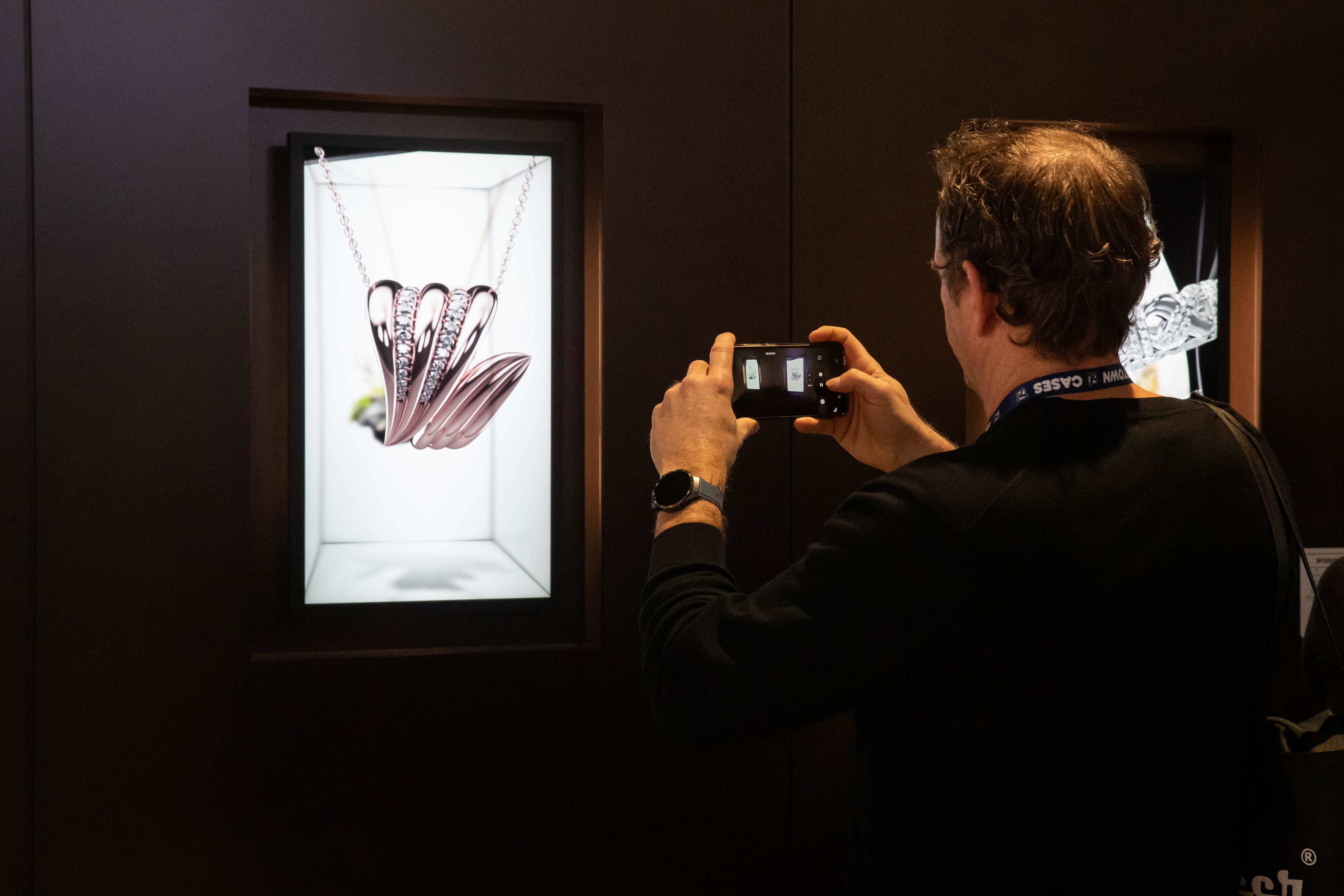 Exibi&ccedil;&atilde;o da Spatial Signage de 32 polegadas na ISE 2026